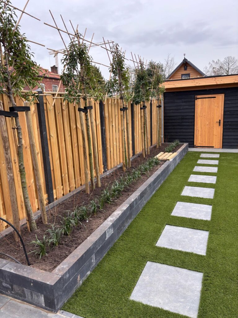 Moderne tuin aangelegd door Luijkx Hoveniers