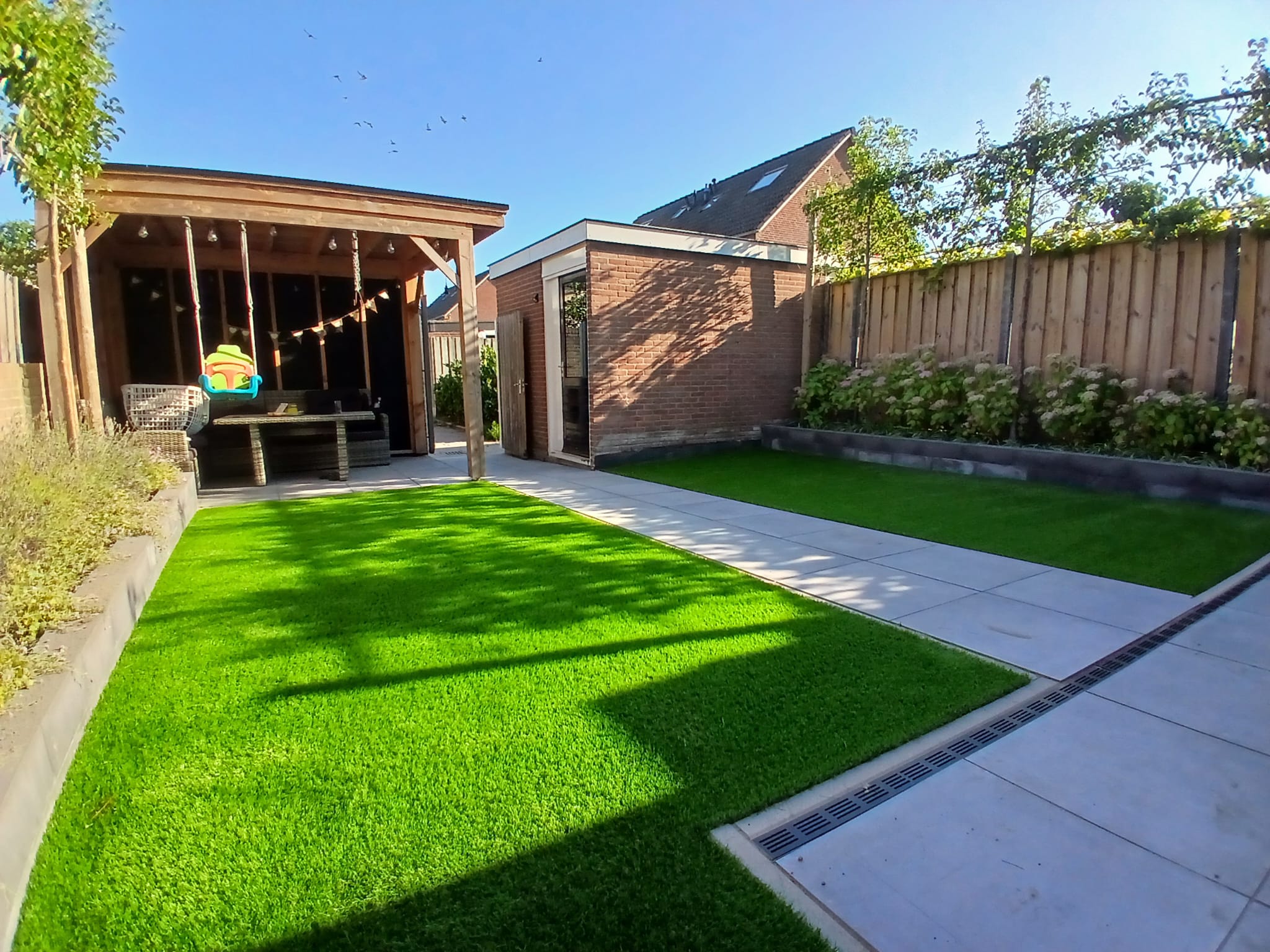 Moderne tuin aangelegd door Luijkx Hoveniers